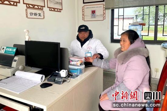 村民在村卫生站看病。东坡区卫生健康局供图 村民在村卫生站看病。东坡区卫生健康局供图