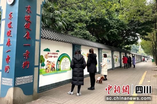 “健康”一条街上的健康知识吸引民众驻足。东坡区卫生健康局供图 “健康”一条街上的健康知识吸引民众驻足。东坡区卫生健康局供图
