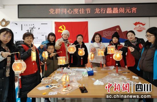 红旗路社区居民展示手工制作的花灯。 孝感街道供图 红旗路社区居民展示手工制作的花灯。 孝感街道供图