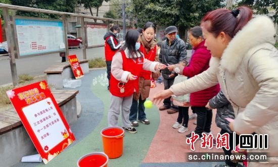 文化路社区投球游戏。 孝感街道供图 文化路社区投球游戏。 孝感街道供图