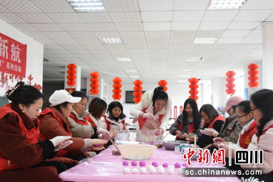 志愿者们齐心包汤圆。陈扬 摄 志愿者们齐心包汤圆。陈扬 摄