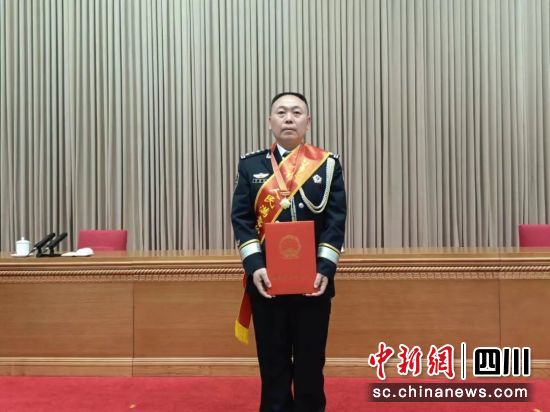 攀西监狱民警刘青松荣获全省“人民满意的公务员”称号。四川省监狱管理局供图 攀西监狱民警刘青松荣获全省“人民满意的公务员”称号。四川省监狱管理局供图