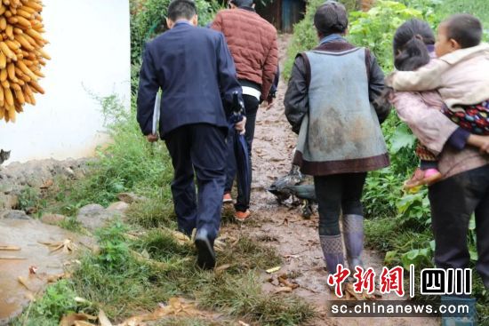 刘青松在走访中。四川省监狱管理局供图 刘青松在走访中。四川省监狱管理局供图