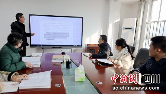 工作组成员正在研讨案情。 中江县纪委监委供图 工作组成员正在研讨案情。 中江县纪委监委供图
