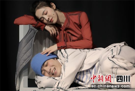 舞台剧《一日三秋》剧照。(鼓楼西戏剧 供图) 舞台剧《一日三秋》剧照。(鼓楼西戏剧 供图)
