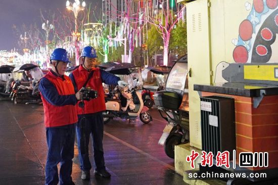 曹永兵和杨洪旗正在商业街区对沿街用电设施进行检查。苟华彬 摄 曹永兵和杨洪旗正在商业街区对沿街用电设施进行检查。苟华彬 摄