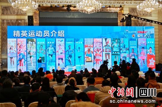 仁寿半程马拉松赛比赛精英运动员介绍现场。刘忠俊 摄 仁寿半程马拉松赛比赛精英运动员介绍现场。刘忠俊 摄