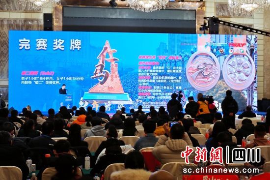 完赛奖牌公布现场。刘忠俊 摄 完赛奖牌公布现场。刘忠俊 摄