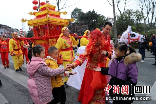 巡游队伍中的大花轿,“新娘”给孩子们散发糖。李莹糠 摄 巡游队伍中的大花轿,“新娘”给孩子们散发糖。李莹糠 摄