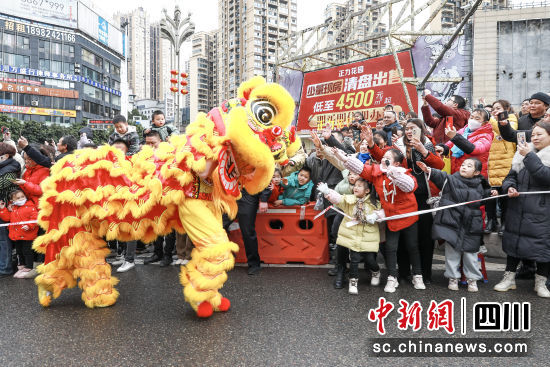 龙腾虎跃兴盛世,万人空巷闹元宵。李贵平 摄 龙腾虎跃兴盛世,万人空巷闹元宵。李贵平 摄