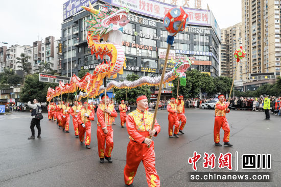 龙腾虎跃兴盛世,万人空巷闹元宵。李贵平 摄 龙腾虎跃兴盛世,万人空巷闹元宵。李贵平 摄