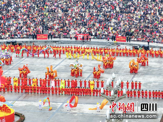 龙腾虎跃兴盛世,万人空巷闹元宵。李贵平 摄 龙腾虎跃兴盛世,万人空巷闹元宵。李贵平 摄