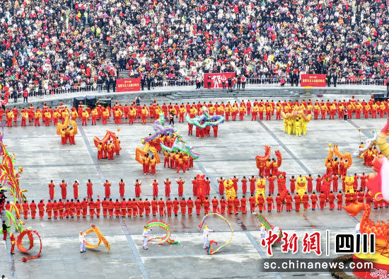 龙腾虎跃兴盛世,万人空巷闹元宵。李贵平 摄 龙腾虎跃兴盛世,万人空巷闹元宵。李贵平 摄
