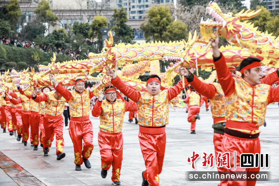 龙腾虎跃兴盛世,万人空巷闹元宵。李贵平 摄 龙腾虎跃兴盛世,万人空巷闹元宵。李贵平 摄