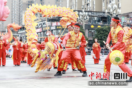 龙腾虎跃兴盛世,万人空巷闹元宵。李贵平 摄 龙腾虎跃兴盛世,万人空巷闹元宵。李贵平 摄