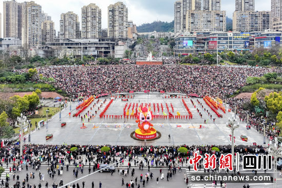 龙腾虎跃兴盛世,万人空巷闹元宵。李贵平 摄 龙腾虎跃兴盛世,万人空巷闹元宵。李贵平 摄