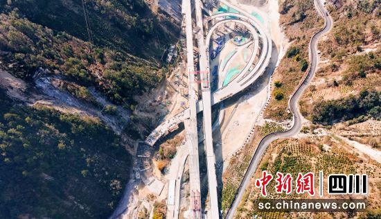 图为泸石高速复工现场。蜀道集团藏高雅康公司 供图 图为泸石高速复工现场。蜀道集团藏高雅康公司 供图