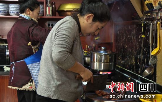 甘孜县呷拉乡村干部与村民共度元宵佳节。甘孜州委宣传部 供图 甘孜县呷拉乡村干部与村民共度元宵佳节。甘孜州委宣传部 供图