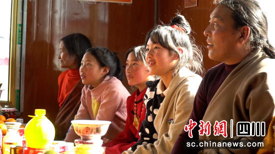 色达县开展“共吃团圆饭 共叙一家情”活动。甘孜州委宣传部 供图 色达县开展“共吃团圆饭 共叙一家情”活动。甘孜州委宣传部 供图