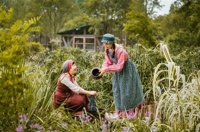 ▲游客们在凡朴农场体验乡村生活并拍摄写真 ▲游客们在凡朴农场体验乡村生活并拍摄写真