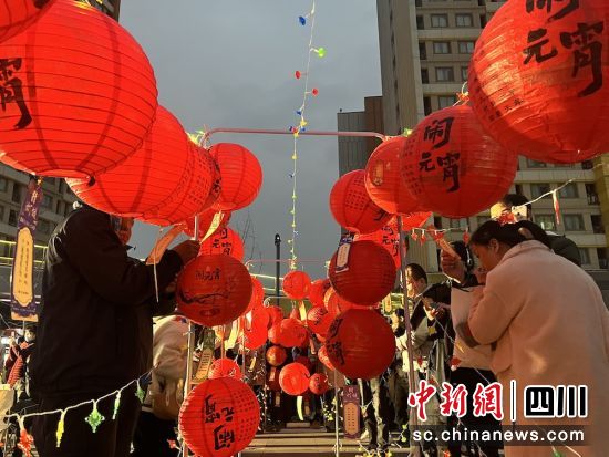 大红灯笼挂起来。天全社区 供图 大红灯笼挂起来。天全社区 供图