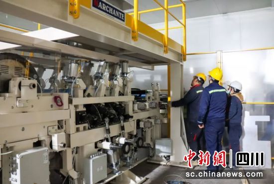 东材科技生产线安装有序进行。郫都区融媒体中心 供图 东材科技生产线安装有序进行。郫都区融媒体中心 供图