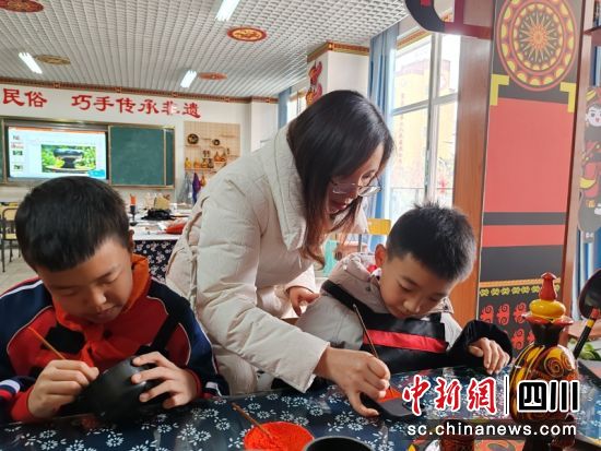 老师正在现场互动。胡姜伟 摄 老师正在现场互动。胡姜伟 摄