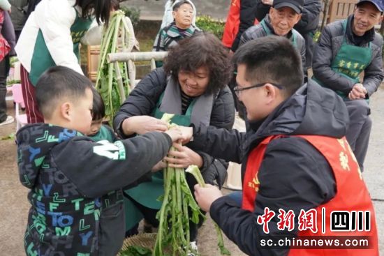 “非遗体验 亲子共育”志愿服务活动。朱思雨 摄 “非遗体验 亲子共育”志愿服务活动。朱思雨 摄