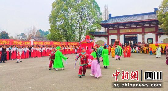 “太白长寿会”民俗活动。 江油市委宣传部供图 “太白长寿会”民俗活动。 江油市委宣传部供图