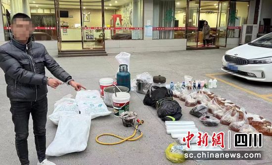 抓获嫌疑人现场。荣县警方 供图 抓获嫌疑人现场。荣县警方 供图