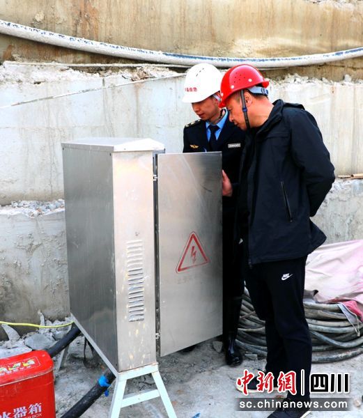 检查组深入施工现场检查用电等安全情况。泸县应急供图 检查组深入施工现场检查用电等安全情况。泸县应急供图