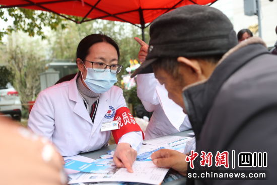 医生现场为群众解答罕见病相关问题。 绵阳市中心医院供图 医生现场为群众解答罕见病相关问题。 绵阳市中心医院供图