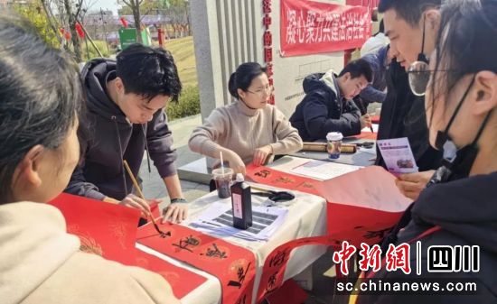送法治春联现场。四川省司法厅供图 送法治春联现场。四川省司法厅供图