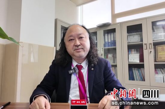 图为冯仕品接受记者采访。吕杨 摄 图为冯仕品接受记者采访。吕杨 摄
