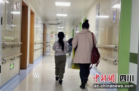 图为12岁的佳佳与妈妈。王鹏 摄 图为12岁的佳佳与妈妈。王鹏 摄