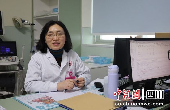 图为王亚丛接受记者采访。吕杨 摄 图为王亚丛接受记者采访。吕杨 摄