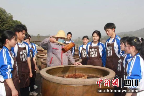 合江职高在先市酱油非遗技艺百年传承基地现场参观。赵廷燕 摄 合江职高在先市酱油非遗技艺百年传承基地现场参观。赵廷燕 摄
