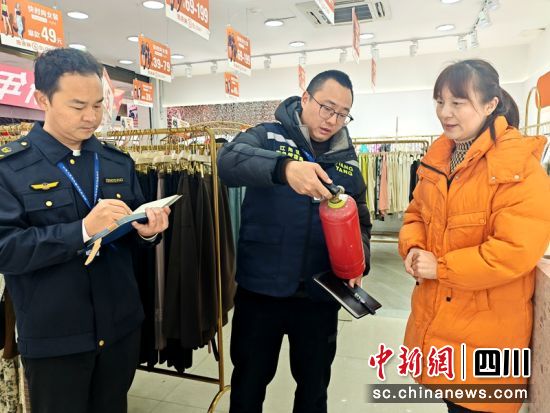 执法人员在商铺开展安全隐患排查。泸州应急供图 执法人员在商铺开展安全隐患排查。泸州应急供图