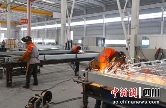 正在加紧生产。骆龙 摄 正在加紧生产。骆龙 摄