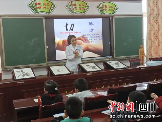 陈敏医生为同学们讲解中医药文化。刘杨帆 摄 陈敏医生为同学们讲解中医药文化。刘杨帆 摄
