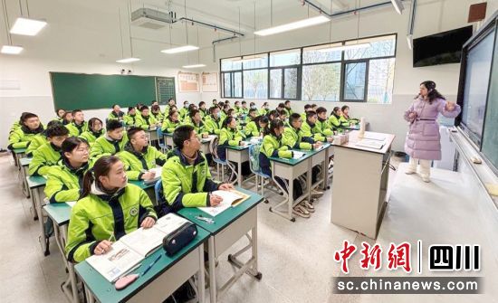 同学们在教室里专注地听老师讲课。 旌阳区委宣传部供图 同学们在教室里专注地听老师讲课。 旌阳区委宣传部供图