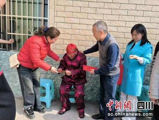 慰问送祝福现场。王正 摄 慰问送祝福现场。王正 摄