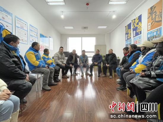 人保财险与骑手座谈。人保财险四川省分公司供图 人保财险与骑手座谈。人保财险四川省分公司供图