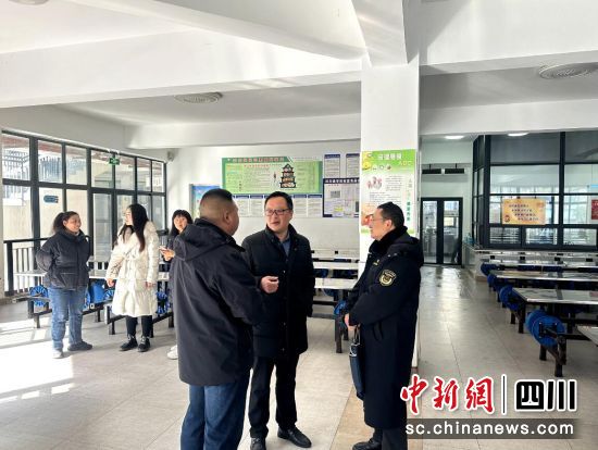 联合检查组对学校食堂进行安全检查。汶川县委宣传部供图 联合检查组对学校食堂进行安全检查。汶川县委宣传部供图