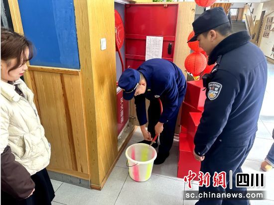 联合检查组对幼儿园消防栓进行检查。汶川县委宣传部供图 联合检查组对幼儿园消防栓进行检查。汶川县委宣传部供图