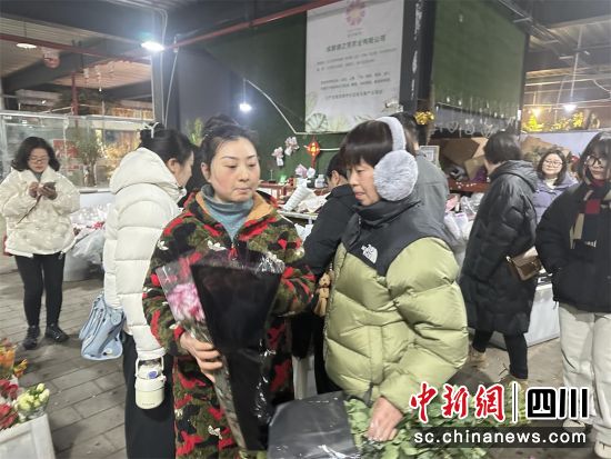 市民游客购买鲜花。王爵摄 市民游客购买鲜花。王爵摄