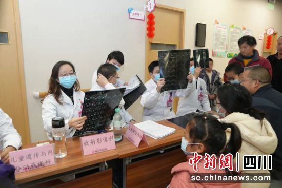 MDT义诊现场。黄骏涛 摄 MDT义诊现场。黄骏涛 摄