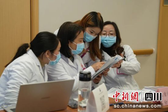 吴小君(右二)与儿童遗传与内分泌代谢科主任程昕然(右三)等专家确认可开展慈善救助的疾病。黄骏涛 摄 吴小君(右二)与儿童遗传与内分泌代谢科主任程昕然(右三)等专家确认可开展慈善救助的疾病。黄骏涛 摄