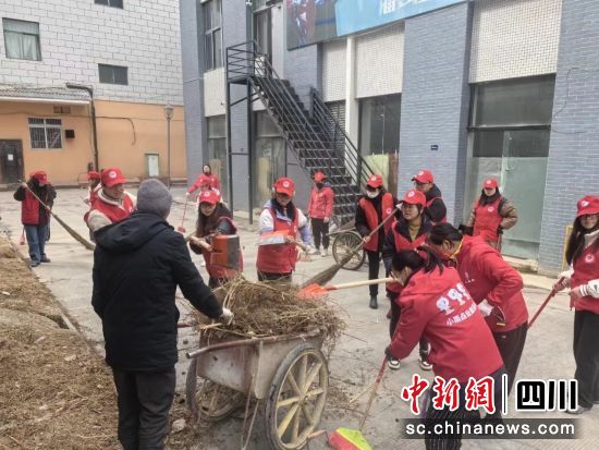开展环境卫生大清扫活动现场。松潘县委宣传部供图 开展环境卫生大清扫活动现场。松潘县委宣传部供图
