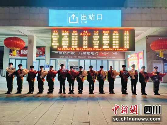 退役军人抵达达州站。宣汉县委宣传部供图 退役军人抵达达州站。宣汉县委宣传部供图